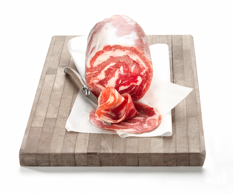 Pancetta sechée, poivrée, roulée