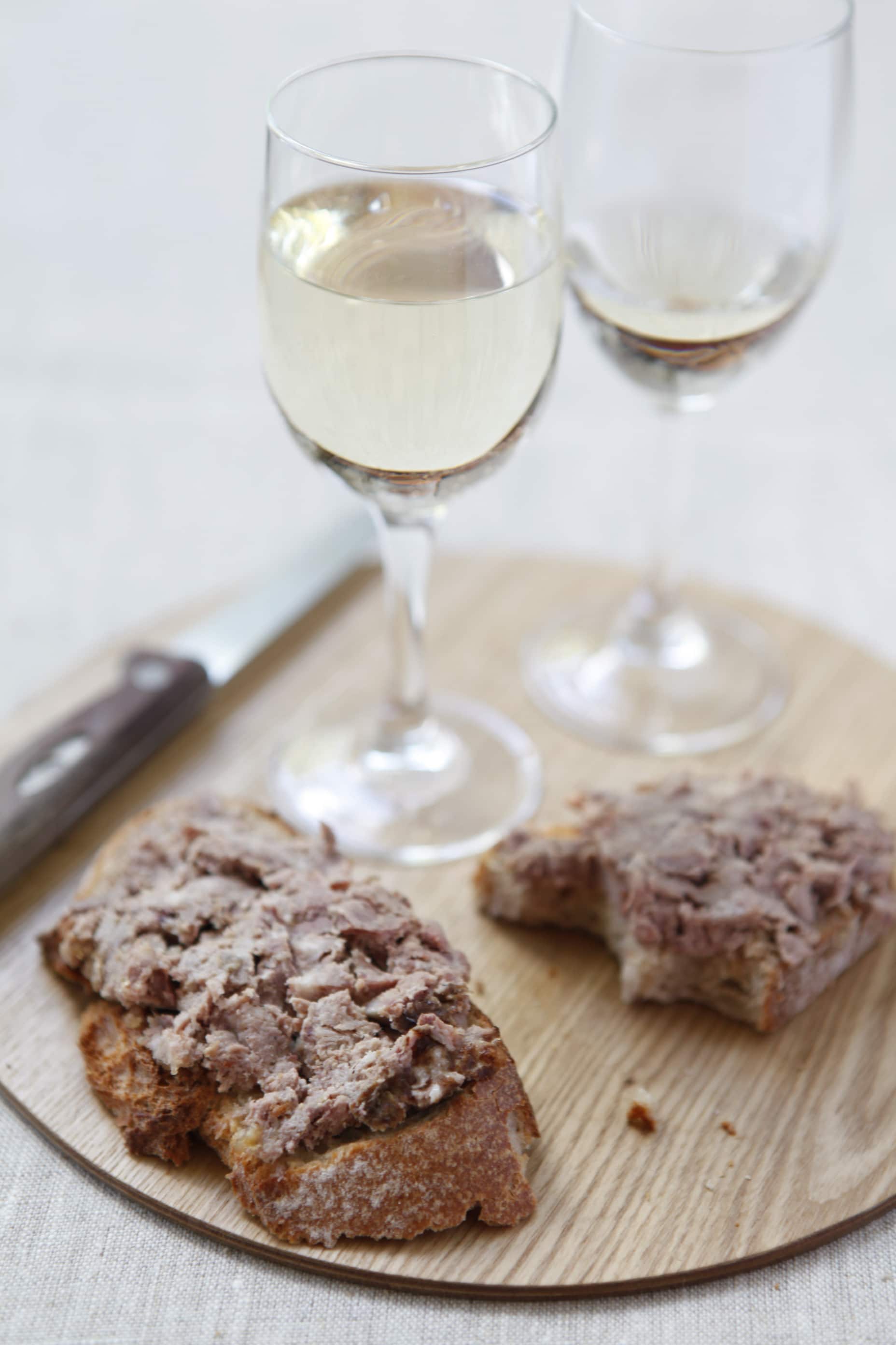 pâté de campagne avec verre de vin blanc