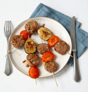 les-artcutiers_brochette_andouillettes_abricots_figues